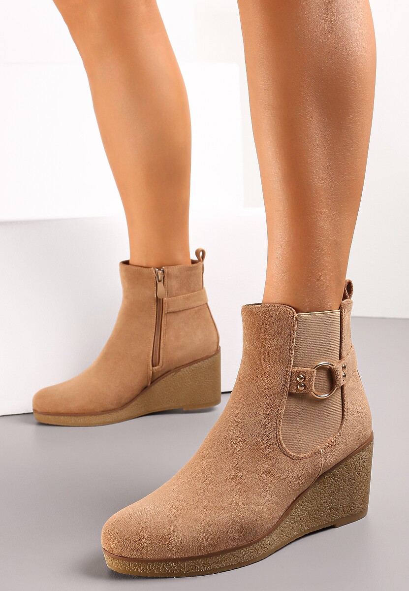 Ciemnobeżowe Botki na Koturnie z Ozdobnym Paskiem Depetrissa