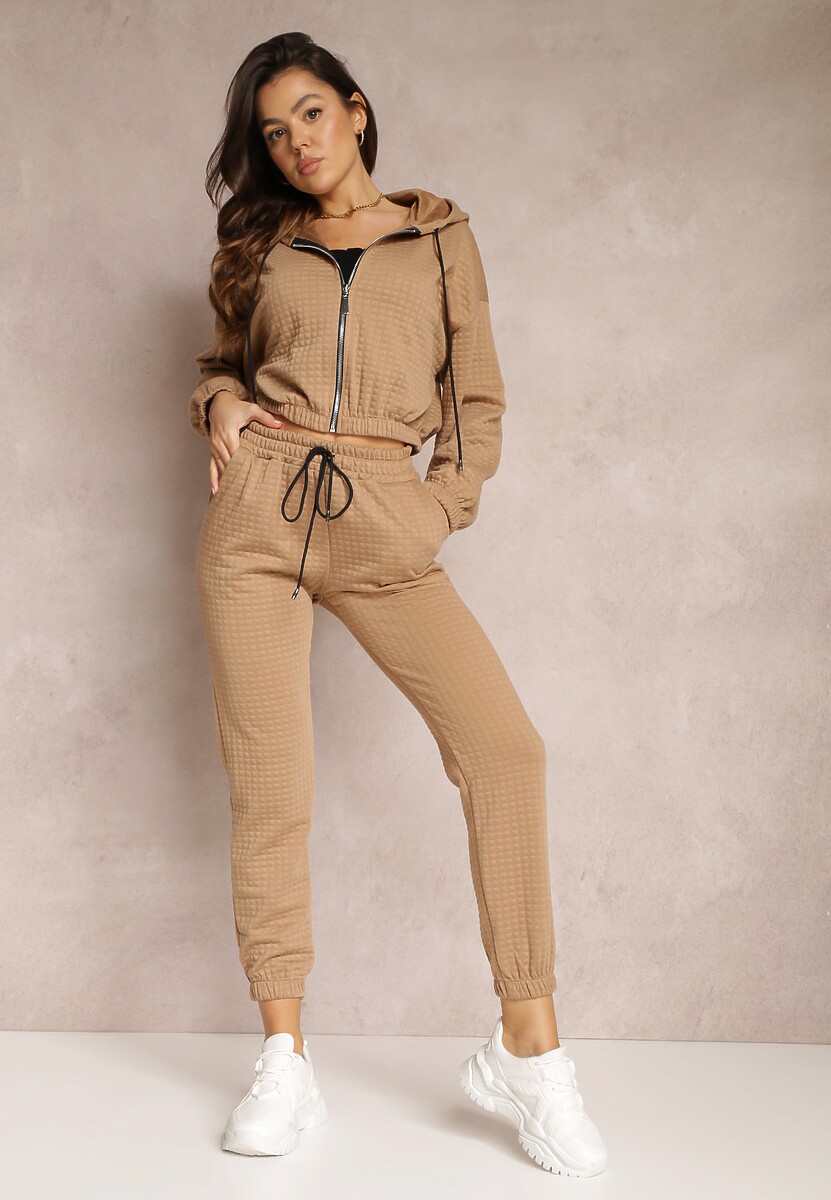 Ciemnobeżowe Spodnie Dresowe z Tłoczeniem Alase