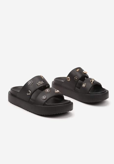 Czarne Klapki na Platformie Ozdobione Metalicznymi Aplikacjami 3D Fanilsa