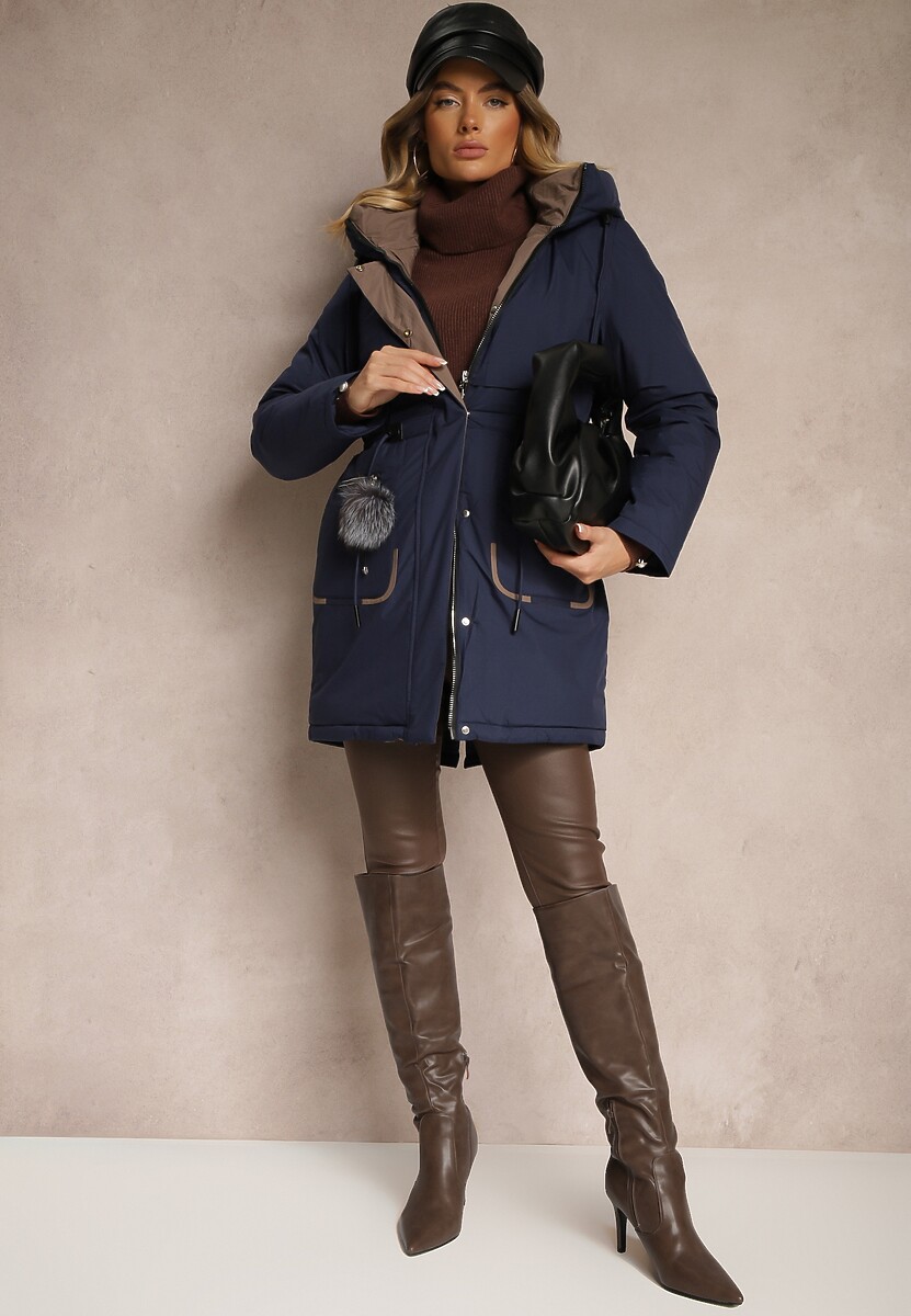 Granatowa Kurtka Parka ze Ściągaczami w Talii i Kapturem Zdobiona Zawieszką Zeriena