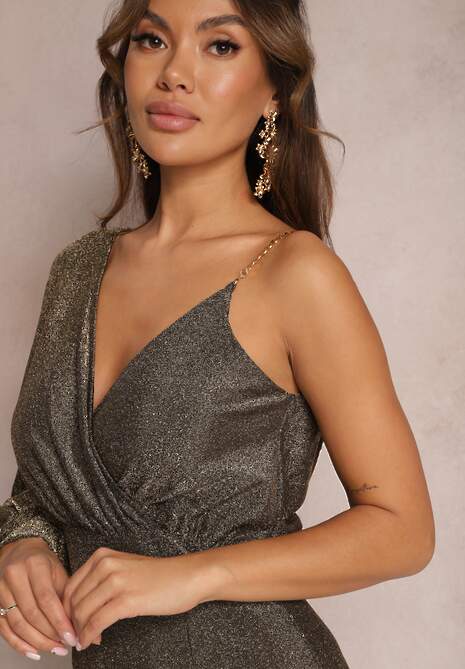 Złota Połyskująca Sukienka Maxi o Asymetrycznym Fasonie z Trójkątnym Dekoltem i Rozcięciem Imisnna