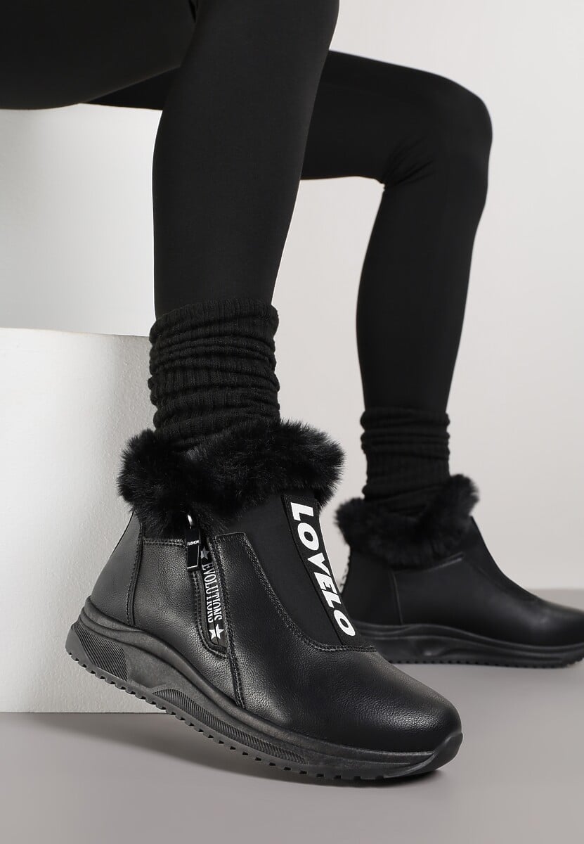 Białe Sneakersy na Płaskiej Podeszwie Ozdobione Futerkiem i Napisami Rialises