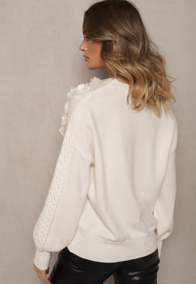 Biały Klasyczny Sweter z Ozdobnymi Kwiatowymi Aplikacjami i Perełkami Leanwenna