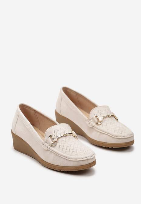 Beżowe Półbuty w Stylu Mokasynów na Koturnie z Ozdobną Metalową Klamrą Tirensa