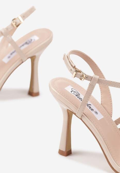 Beżowe Sandały na Obcasie Zdobione Skośnym Paskiem i Klamerkami Mallunea