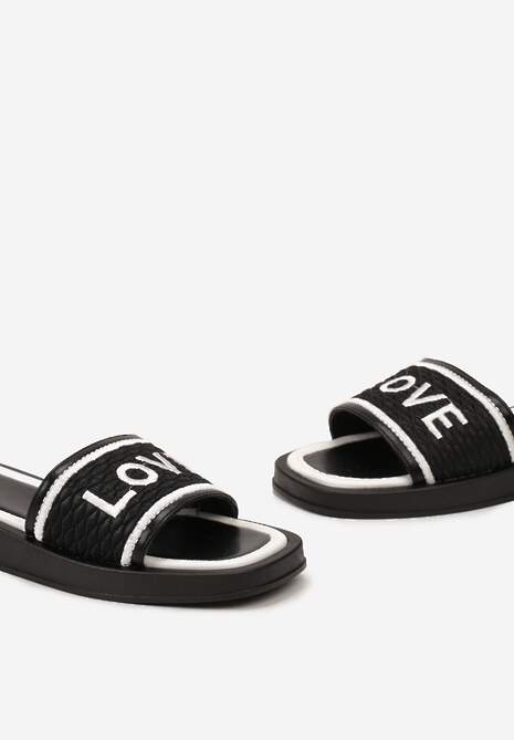 Czarne Klapki z Ozdobnym Napisem na Cholewce i Noskiem w Kwadrat Optizoria