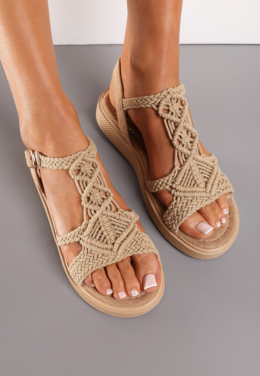 Ciemnobeżowe Klasyczne Sandały na Płaskiej Podeszwie z Ażurowym Zdobieniem i Zapięciem przy Kostce Moonque