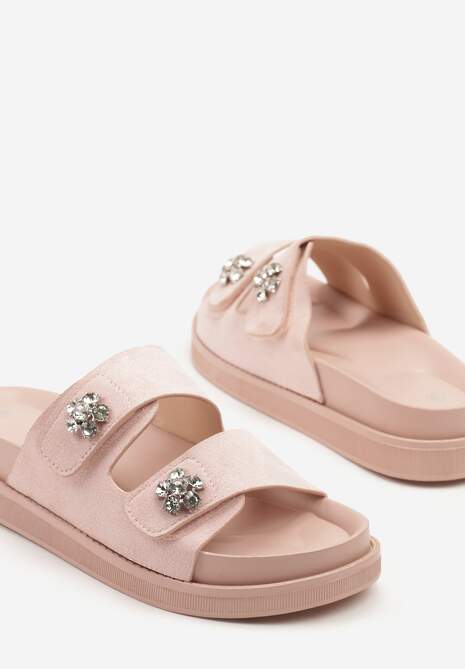 Różowe Klapki na Niskiej Platformie Ozdobione Aplikacjami z Cyrkonii Mevea