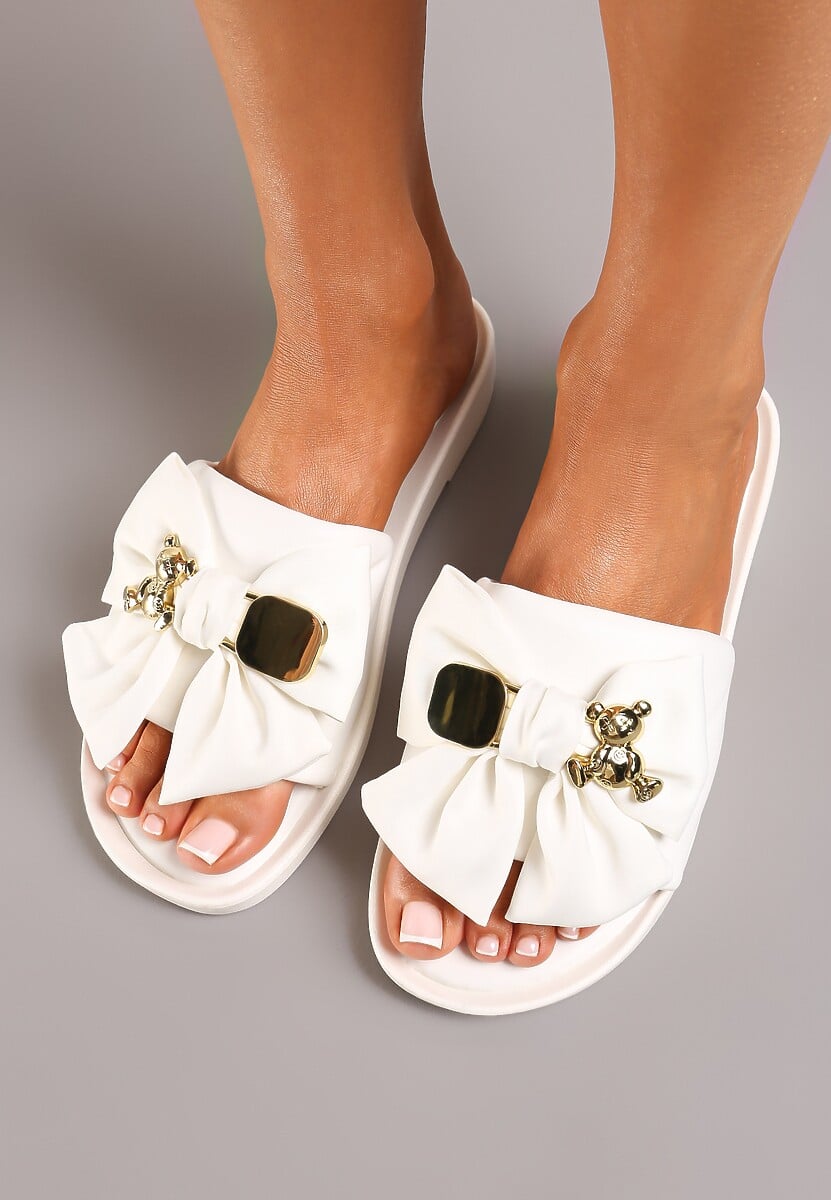 Białe Klapki na Płaskiej Podeszwie z Ozdobione Misiem i Kokardą Eselmarie