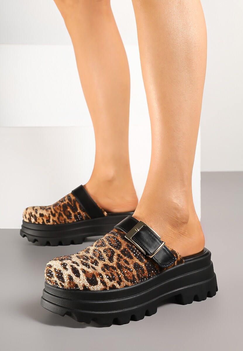 Czarne Klapki Typu Chodaki na Tłoczonej Platformie Zdobione Sprzączką Sorelenna