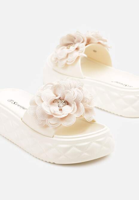 Beżowe Klapki na Platformie z Pikowaniem i Kwiatową Aplikacją 3D Sananira