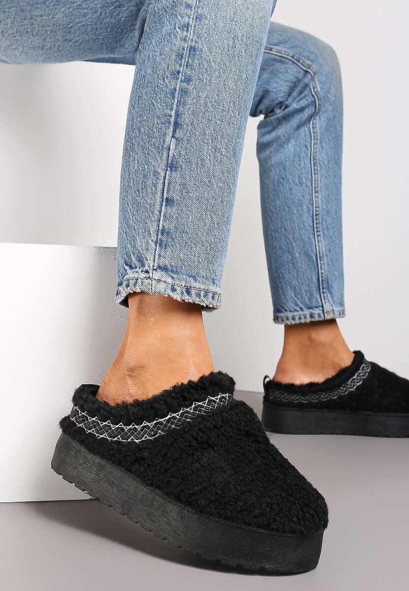 Czarne Kapcie na Platformie z Ozdobną Lamówką Topora