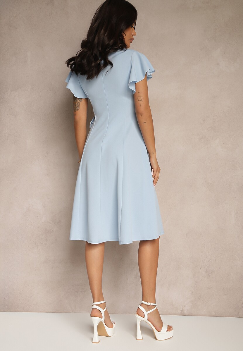 Jasnoniebieska Kopertowa Sukienka z Rozkloszowanym Dołem i Ozdobnym Wiązaniem Dannola