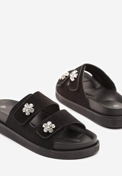 Czarne Klapki na Niskiej Platformie Ozdobione Aplikacjami z Cyrkonii Mevea