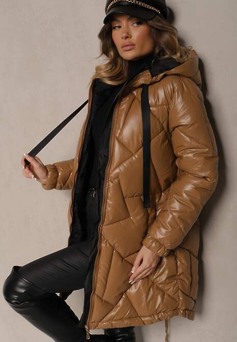 Jasnobrązowa Kurtka Pikowana o Długim Kroju z Kapturem Ozdobiona Sznurkami Polezi
