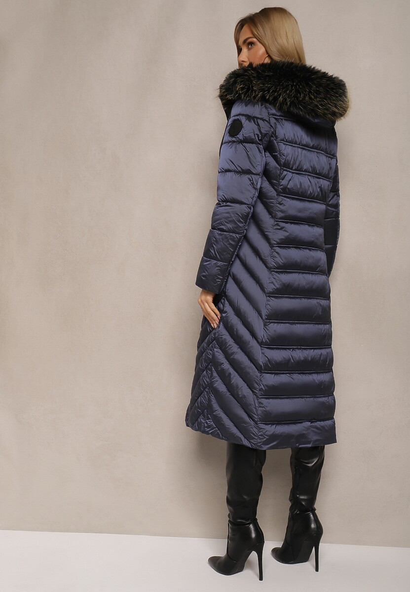 Granatowa Długa Kurtka Zimowa z Pikowanymi Przeszyciami i Odpinanym Kapturem z Futerkiem Tinnelia