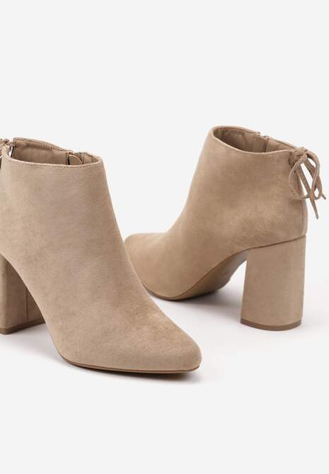 Ciemnobeżowe Botki na Słupku Ozdobione z Tyłu Wiązaniem Ittelena
