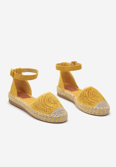 Żółte Espadryle na Płaskiej Podeszwie z Ażurowym Zdobieniem Zapinane Wokół Kostki Vizimaia