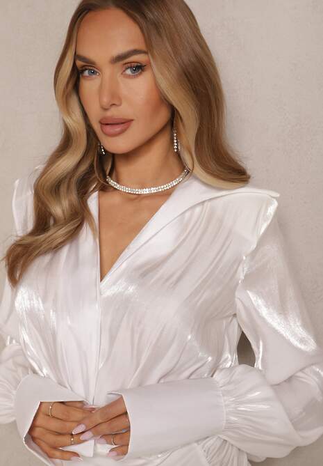 Biała Drapowana Sukienka z Satyny z Paskami i Klamrami z Cyrkoniami Mevione