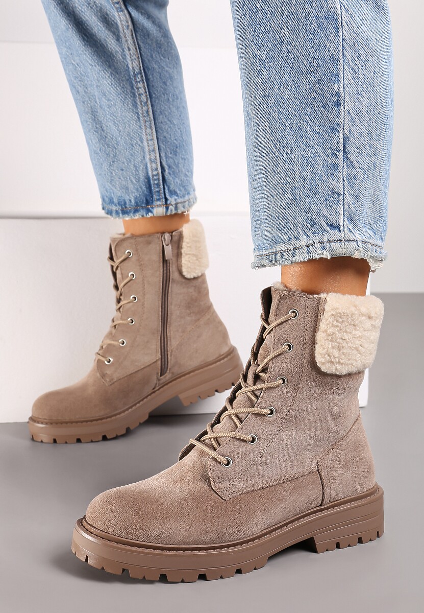 Beżowe Botki Typu Workery na Płaskiej Podeszwie z Barankowym Futerkiem przy Cholewce Nevathira