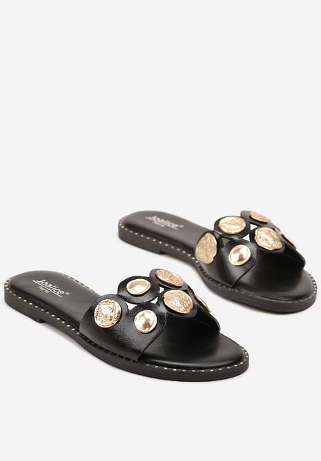 Czarne Klapki Zdobione Metalicznymi Aplikacjami Sepalie