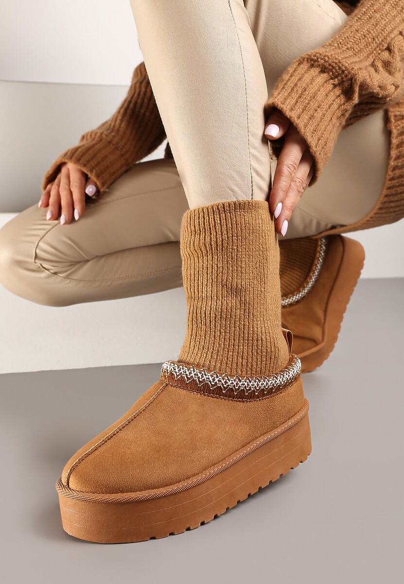 Czarne Śniegowce na Platformie z Ozdobną Dopasowaną Cholewką i Haftowanymi Obszyciami Tinnacilia