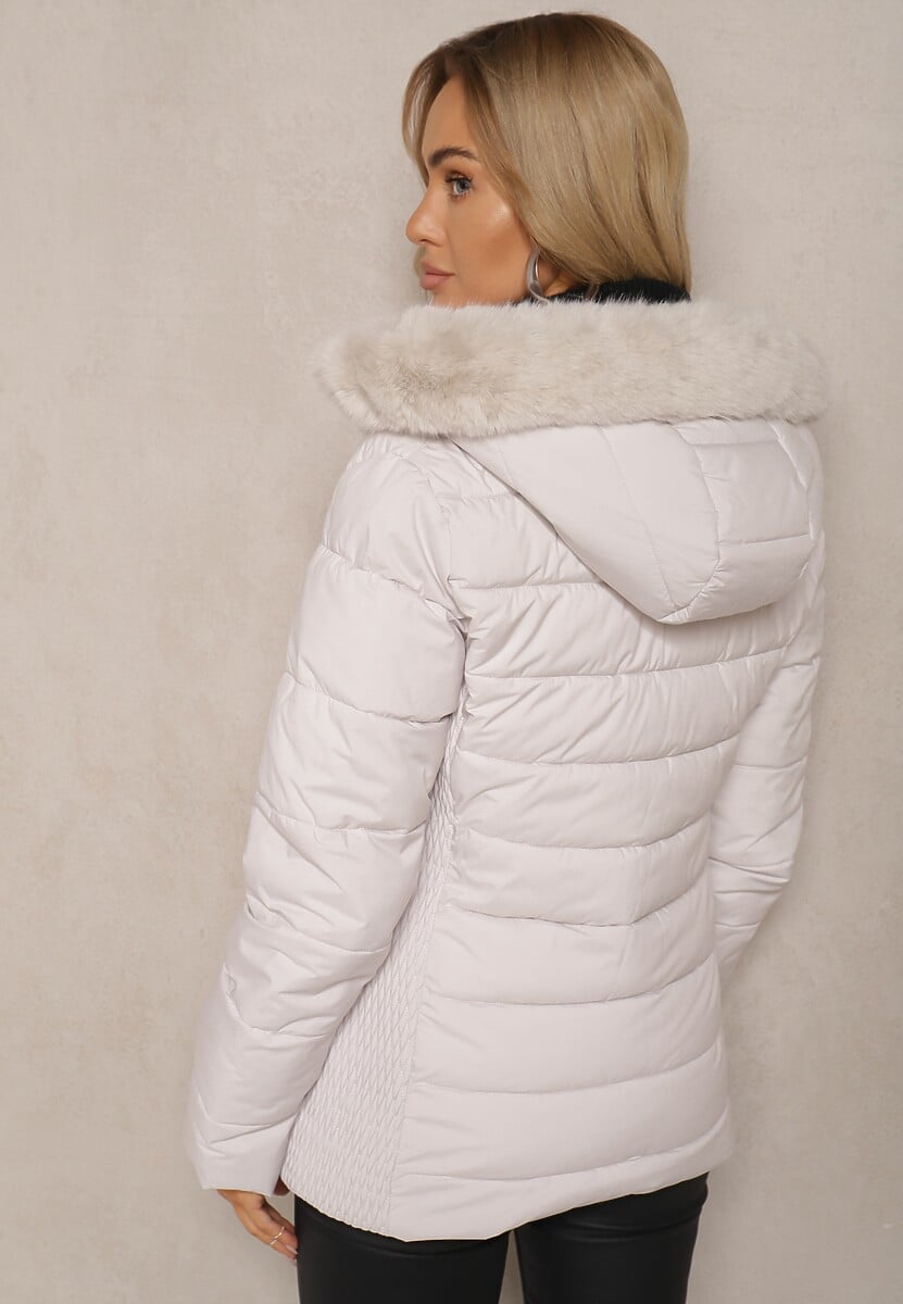 Biała Taliowana Kurtka z Pikowanymi Przeszyciami z Kapturem z Futerkiem Loretina