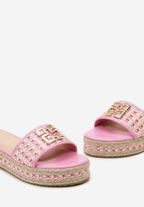 Fuksjowe Klapki z Plecionki na Niskiej Platformie z Metaliczną Ozdobą Ramosie