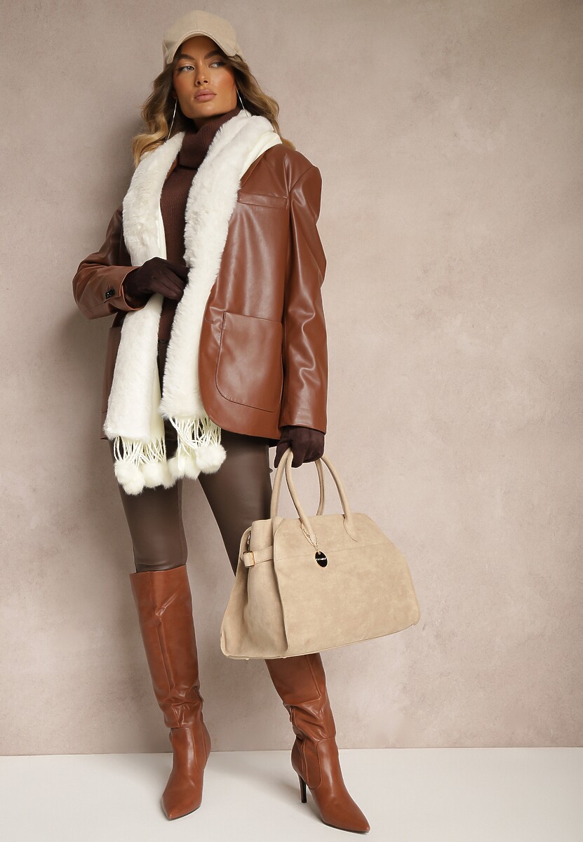 Beżowy Szalik Narzutka o Prostokątnym Fasonie z Futerkiem i Pomponami Taqan