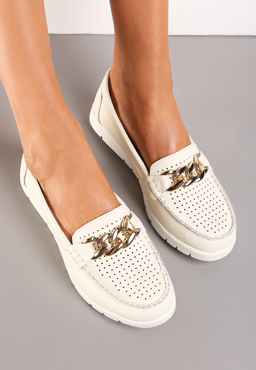 Jasnobeżowe Mokasyny Ozdobione Łańcuszkiem i Perforacja z Wkładką ze Skóry Naturalnej Vecera