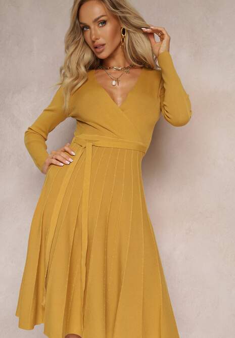 Żółta Sukienka Dzianinowa i Rozkloszowana z Kopertowym Dekoltem Dil