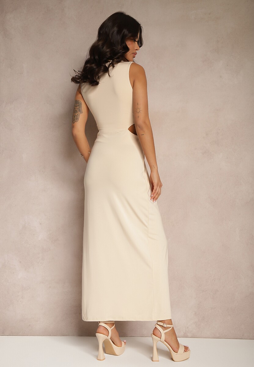 Jasnobeżowa Sukienka z Wiskozą Metalową Ozdobą i Wycięciami po Bokach Odivane