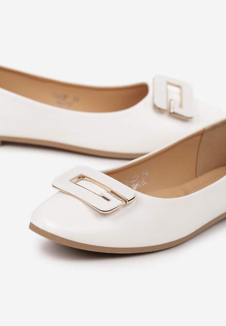 Białe Balerinki Ozdobione Geometryczną Aplikacją Tirenia