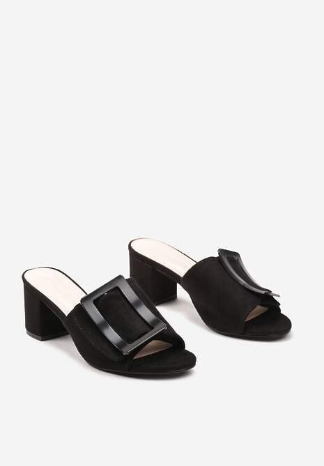 Czarne Klapki na Słupku z Metaliczną Ozdobą na Froncie Tloris