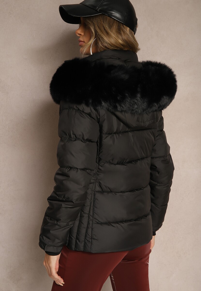 Czarna Kurtka z Kapturem Ozdobiona Pikowaniem Ściągaczami i Futerkiem Sintalia