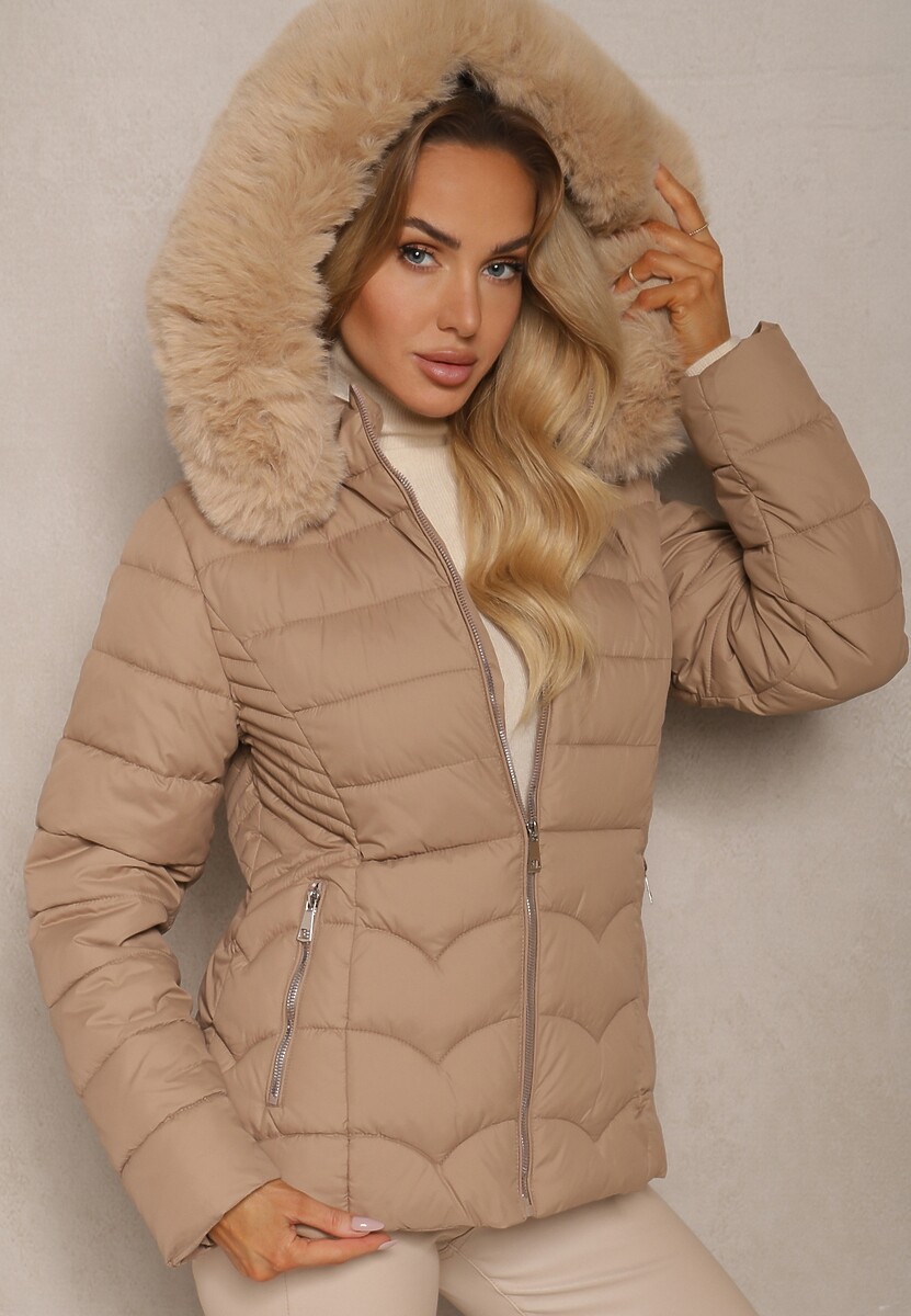 Ciemnobeżowa Kurtka z Pikowanymi Przeszyciami i Odpinanym Kapturem Ocieplana Futrem Reanara