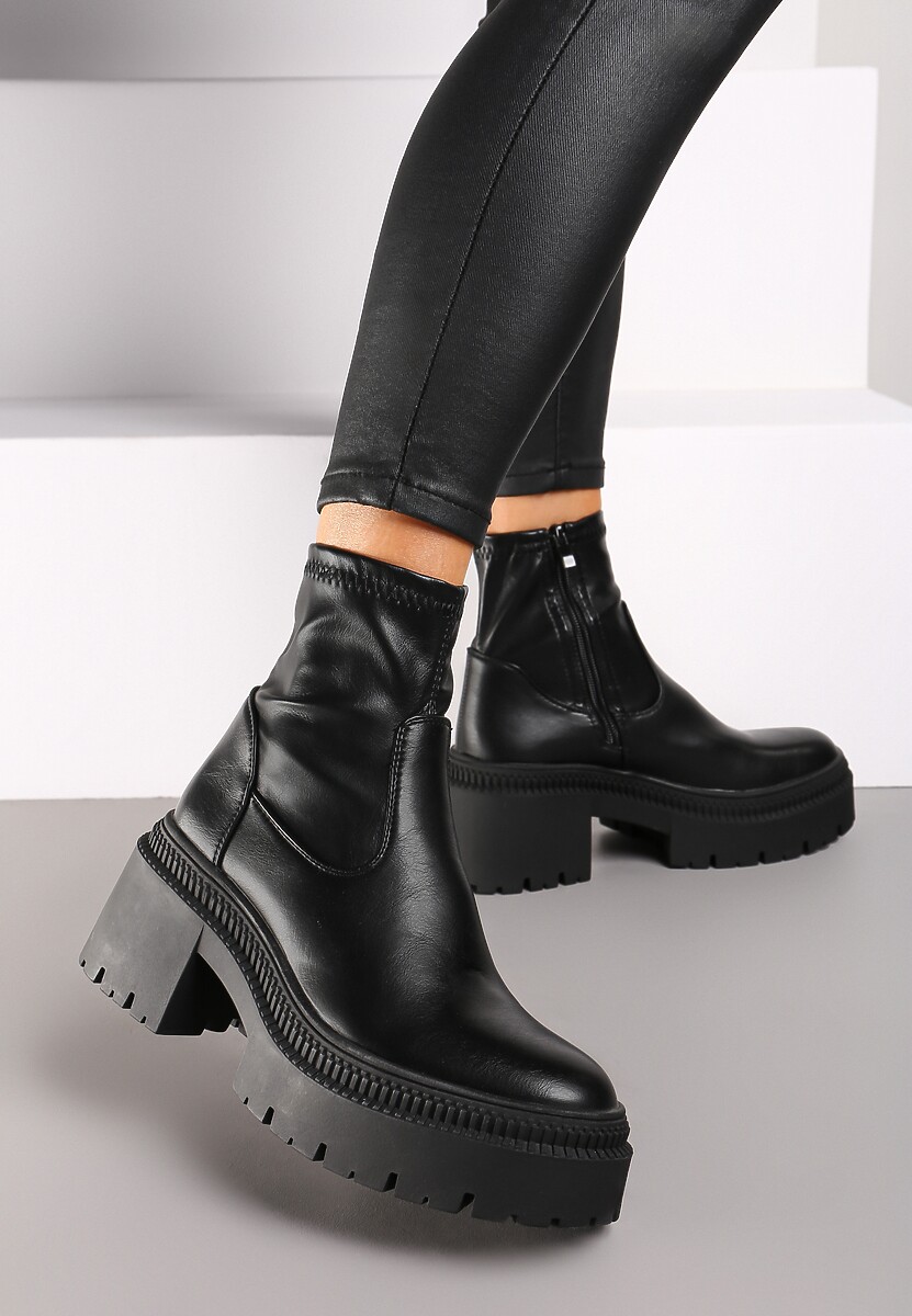Czarne Botki na Słupku i Lekkiej Platformie z Dopasowaną Cholewką Irinda