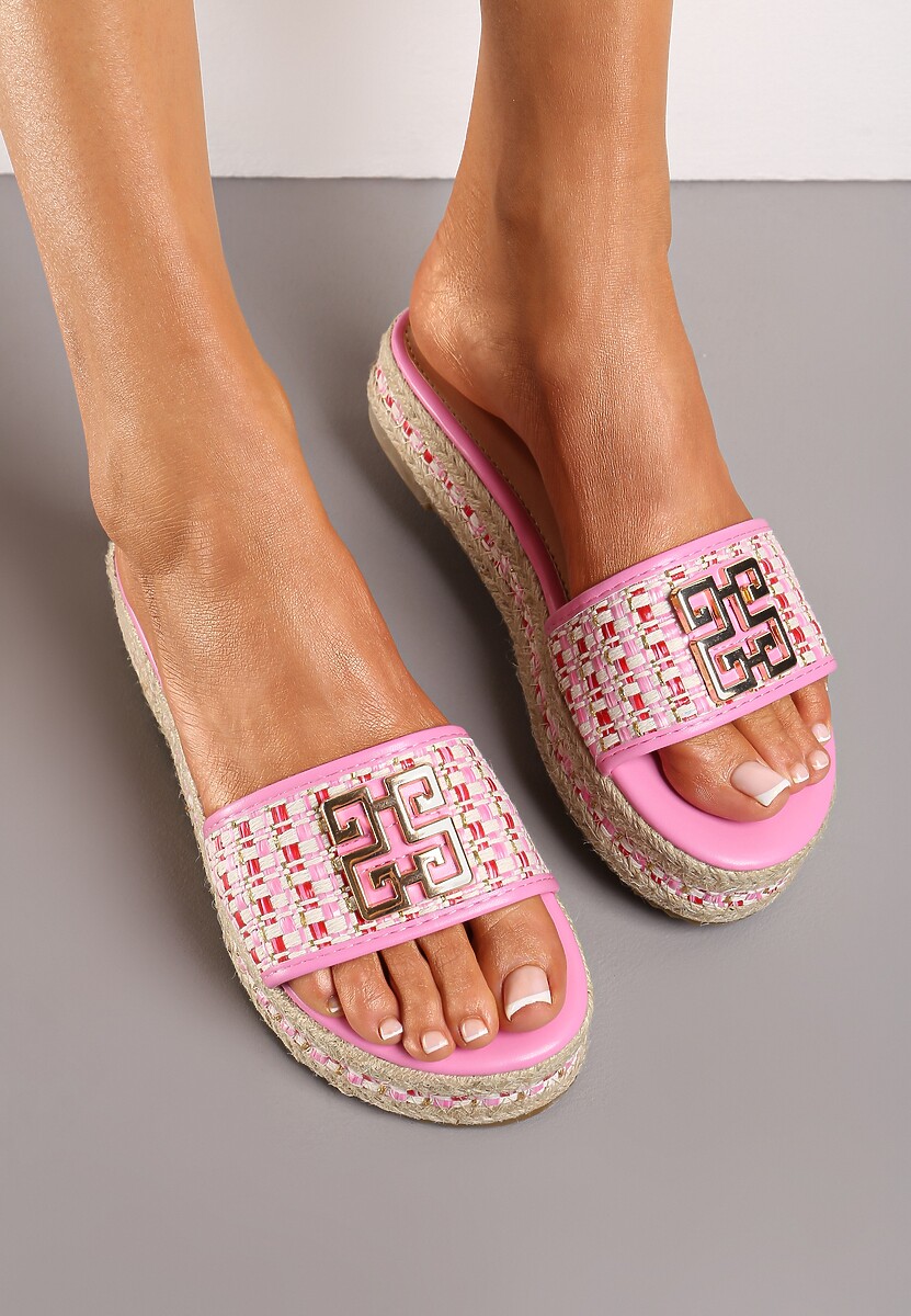 Fuksjowe Klapki z Plecionki na Niskiej Platformie z Metaliczną Ozdobą Ramosie