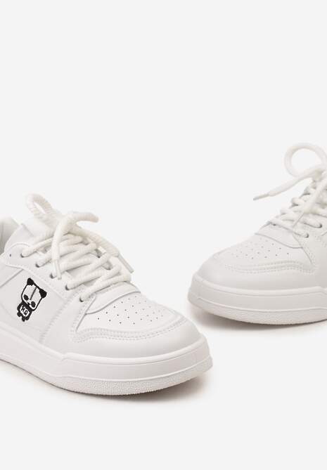 Białe Sznurowane Sneakersy z Ekoskóry z Ozdobną Naszywką i Perforacją Vetria