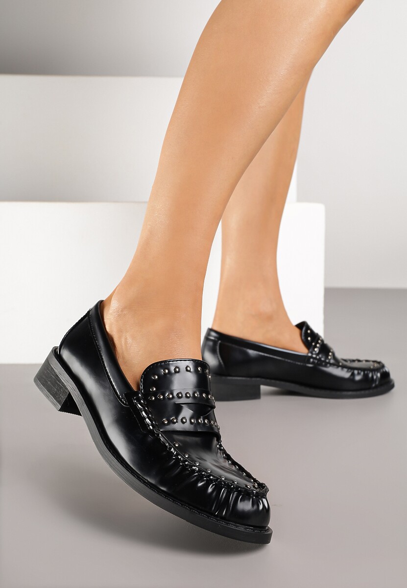 Czarne Mokasyny z Marszczoną Cholewką i Ozdobnymi Nitami Tuleanna