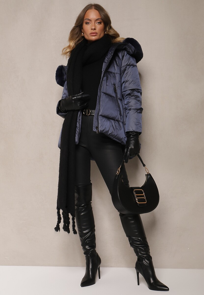 Granatowa Kurtka Pikowana z Kapturem Ozdobiona Futerkiem i Dłuższym Tyłem Rinloris