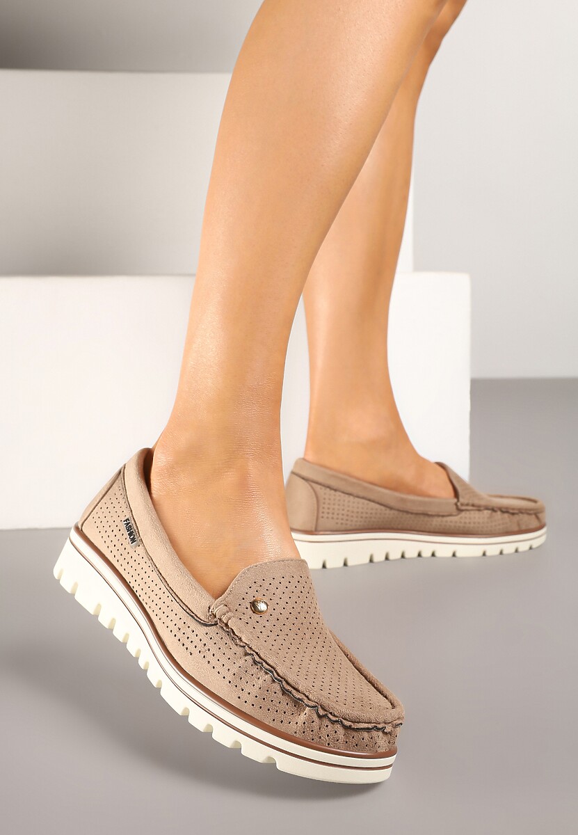 Ciemnobeżowe Mokasyny z Metaliczną Ozdobą i Perforacją Zairina
