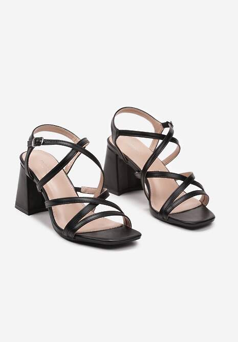 Czarne Sandały na Słupku Ozdobione Skrzyżowanymi Paskami Zapinane na Sprzączkę Mrines