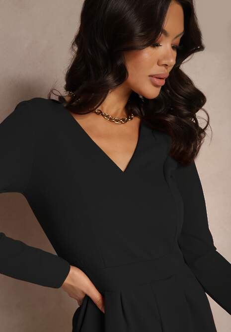 Czarny Kombinezon z Wiskozą o Dopasowanym Kroju z Marszczeniem Adiveli