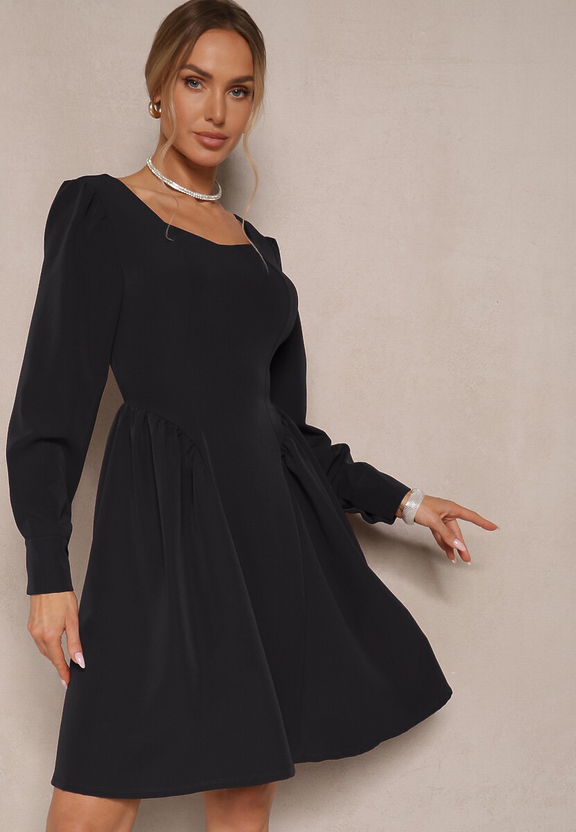 Czarna Sukienka o Rozkloszowanym Kroju Ozdobiona Kwadratowym Dekoltem Katirva