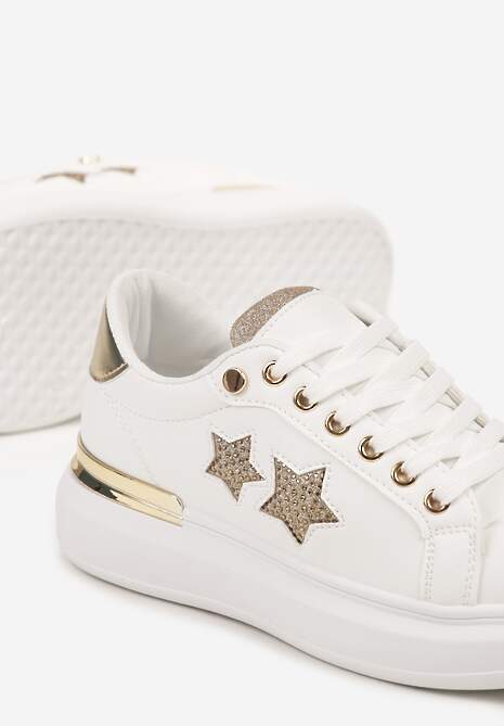 Biało-Złote Sneakersy na Płaskiej Podeszwie Ozdobione Metalicznymi Elementami i Wstawkami Kalelia