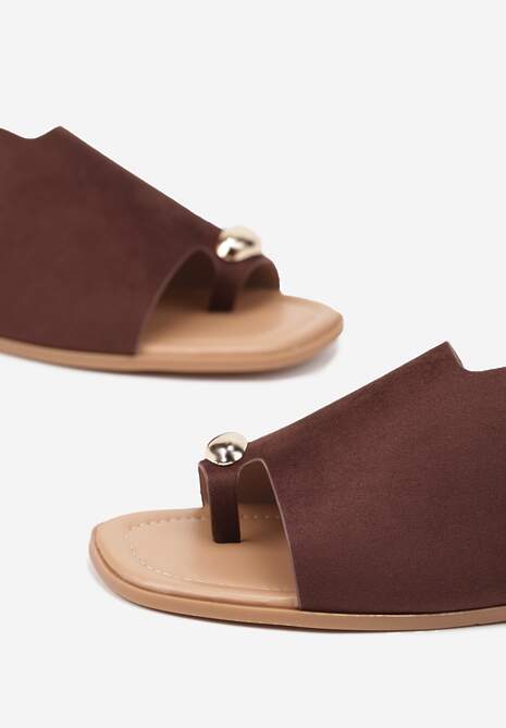 Brązowe Klapki Vices w Stylu Japonek Ozdobione Metaliczną Aplikacją Ardellia