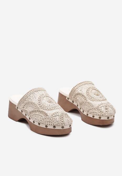 Beżowe Klapki Chodaki Ozdobione Plecionką i Nitami na Grubej Podeszwie Riorella