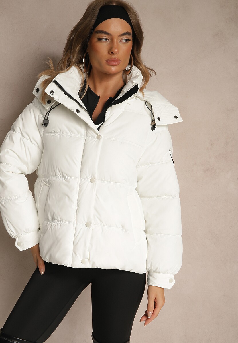 Biała Oversizowa Kurtka Puffer z Kapturem i Naszywką przy Rękawie Azine