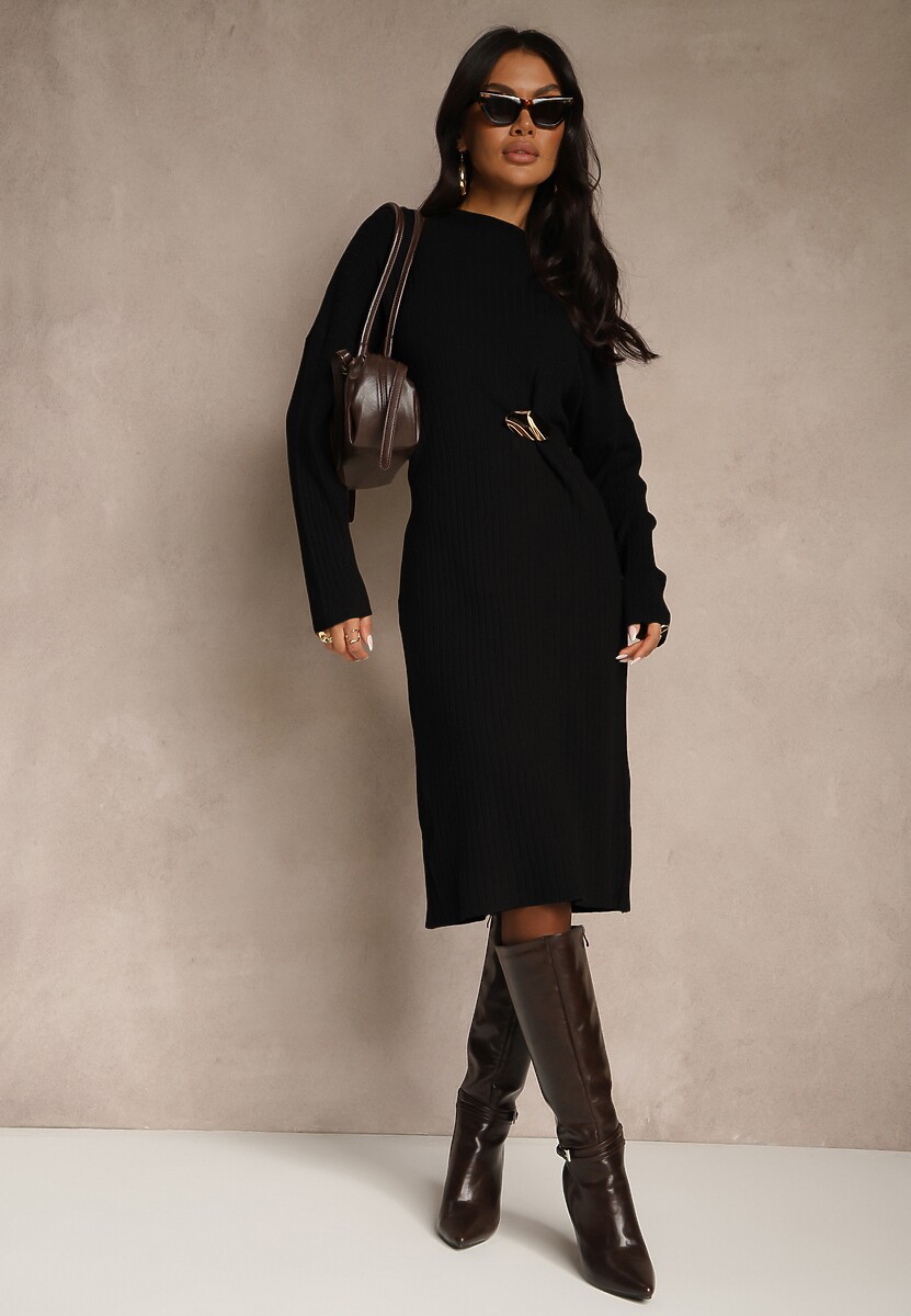 Czarna Sukienka Sweterkowa z Wiskozą Ozdobiona Metaliczną Broszką Titavea